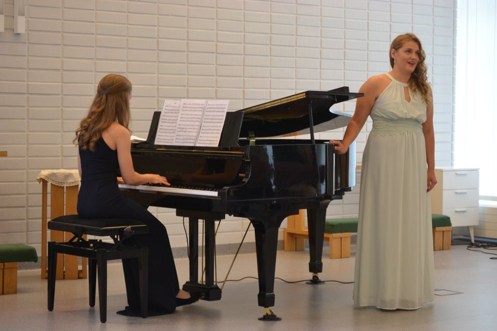 Kesäillan sävelet - konsertti 8.7.2020 yhteistyössä Oulaisten seurakunnan ja kaupungin kulttuuripalvelujen kanssa. Esiintyjinä Sannan Korpi, sopraano ja Jemina Niemelä, piano.