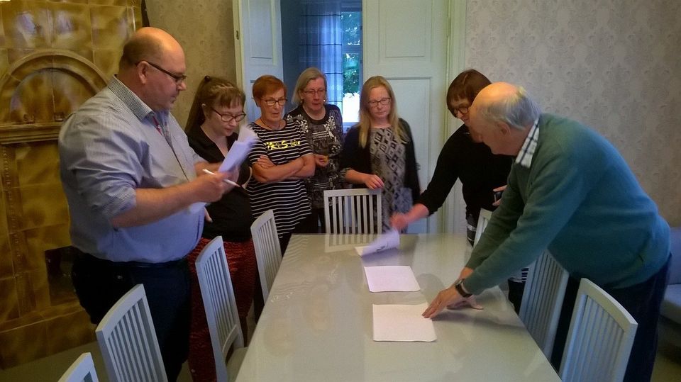 Logokilpailun tuomarointia