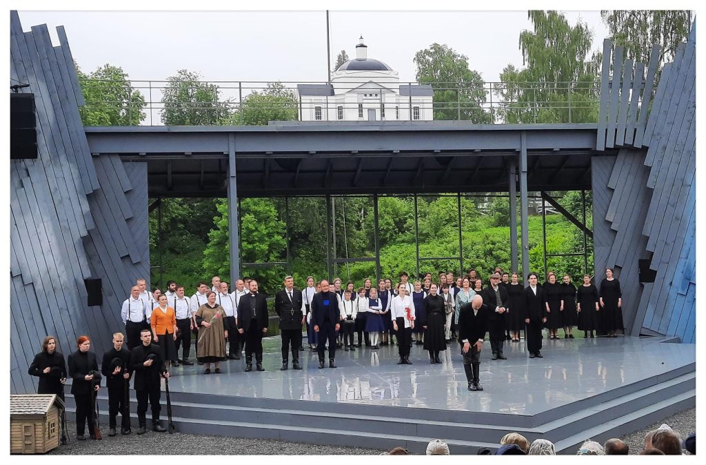 Matka Ilmajoelle Hiljaiset perivät maan -oopperaan 18.6.2022.